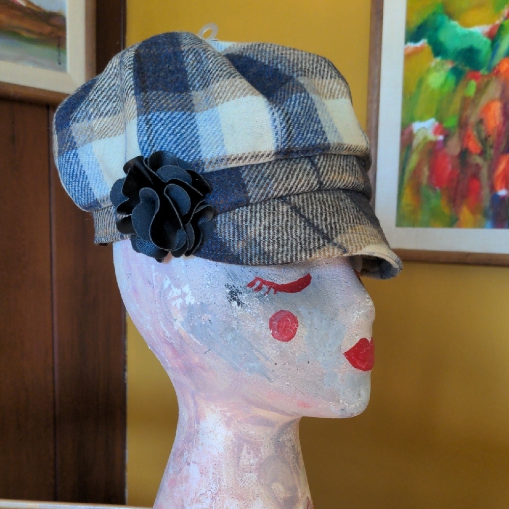 Plaid Newsboy Cap with Black Leather Flower NWT Made In Ireland Wool